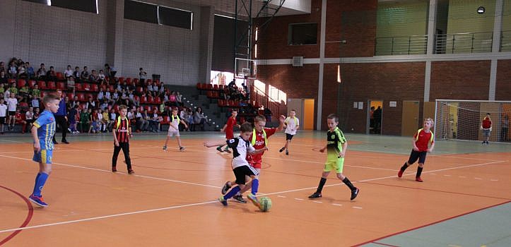 Mecz piłkarski drużyn z sucholeskich podstawawówek nr 1 i 2. Chłopcy walczą o piłkę.