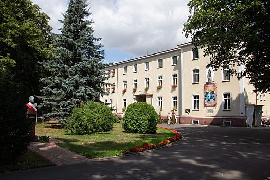 Widok na frontową część pałacu Werbistów w Chludowie, z lewej strony widoczne popiersie Romana Dmowskiego