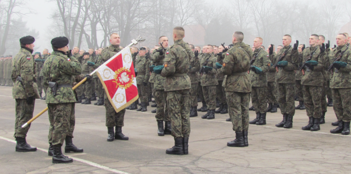 Grupa żołnierzy składająca przysięgę przed sztandarem