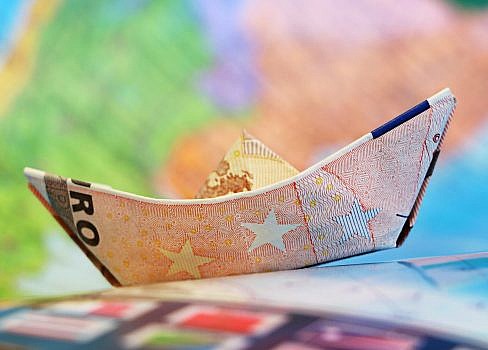 łódka origami z banknotu euro