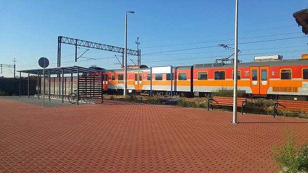 pociąg Kolei Wielkopolskich przejeżdżających przez stację w Złotnikach