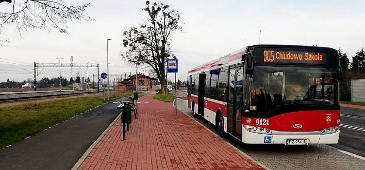autobus na przystanku przy stacji Złotniki