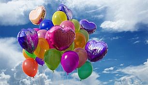 kolorowe balony na tle nieba