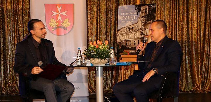 Jacek Kaczmarski prowadzi rozmowę z Ryszardem Chruszczewskim na scenie CKiBP