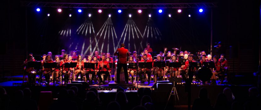 Orkiestra Dęta Chludowo na scenie w hali GOS podczas koncertu ostatkowego 2020