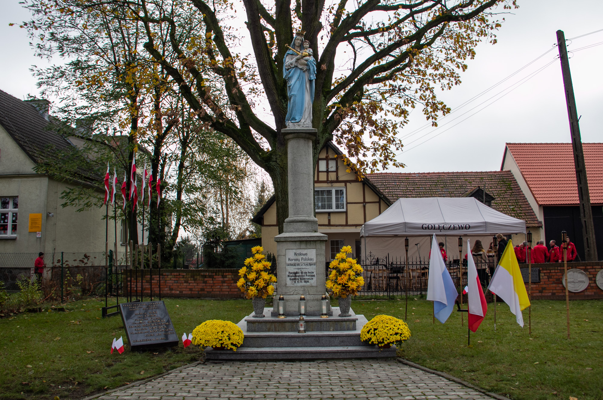 Figura Królowej Korony Polski w Golęczewie