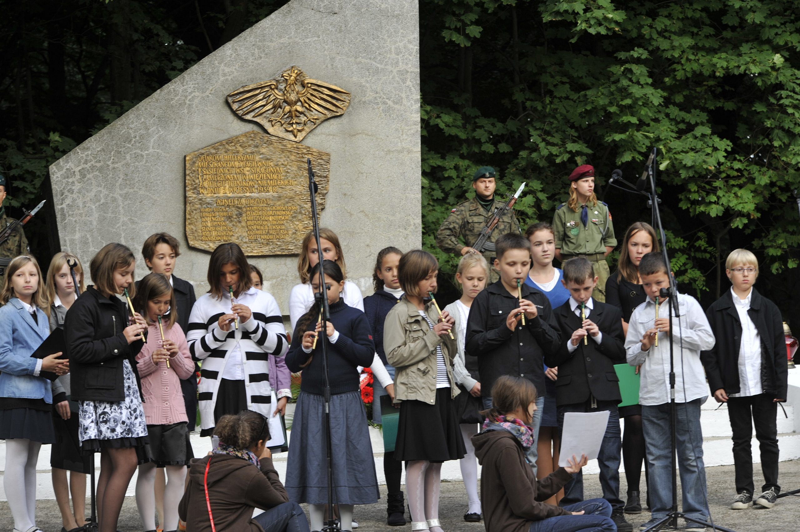 dzieci przed pomnikiem Ofiar Faszyzmy w Łagiewnikach