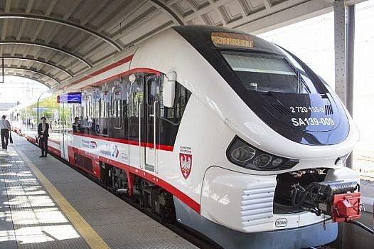 Pociąg na stacji kolejowej