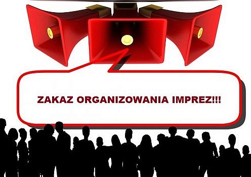 tłum ludzi i informacja płynąca z głośników o zakazie organizowania imprez