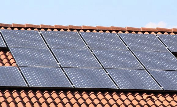 kolektory słoneczne na dachu