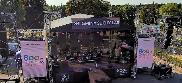 Scena przed halą gminnego Ośrodka Sportu