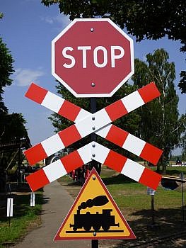 Znaki drogowe informujące o przejeździe kolejowym