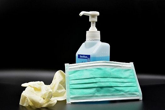 maseczka, rękawiczki ochronne i płyn dezynfekujący