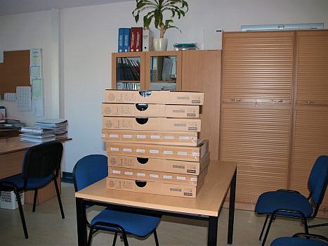 Zakupione laptopy na stole w Szkole Podstawowej numer 2 w Suchym Lesie