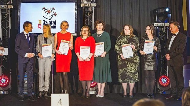 Nowi członkowie Sieci Ośrodków Działaj Lokalnie z wręczonymi certyfikatami podczas Gali Społecznik Roku