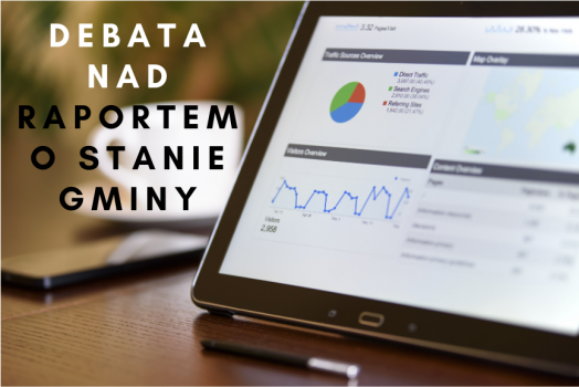 laptop z prezentacją z napisem debata nad raportem o stanie gminy
