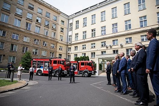 Uroczystośc przekazania promes na zakup wozu strażackiego w Warszawie