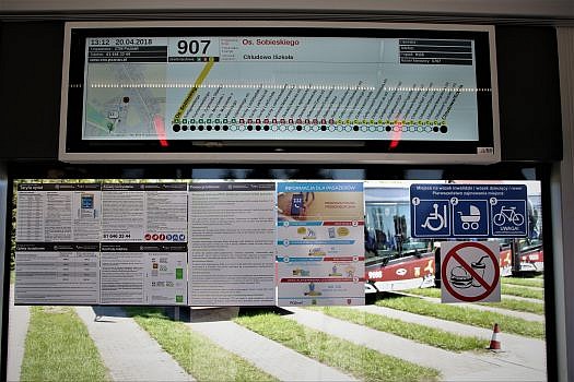 Zblizenie na szybe autobusy z rozkładem jazdy , taryfą opłat i informacjami dla pasażerów