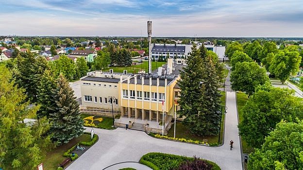 Widok na urząd gminy w Suchym Lesie z lotu ptaka