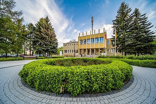 Widok na front budynku urzedu Gminy w Suchym Lesie