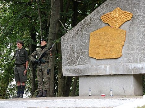 Posterunek honorowy przy pomniku ofiar faszyzmu w Łagiewnikach