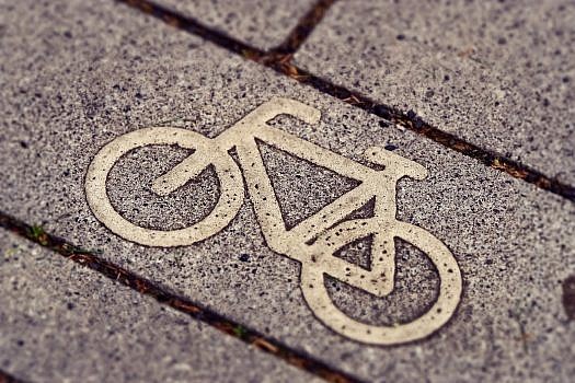 symbol roweru na kostce brukowej