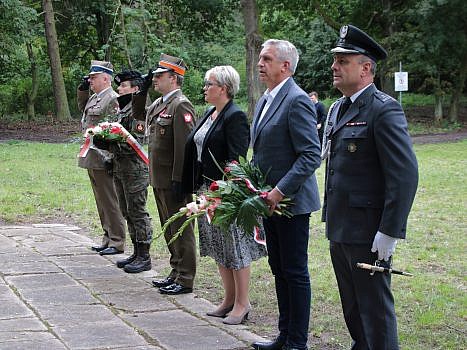 Przedstawiciele władz samorzadowych i wojska polskiego przed pomnikiem w Łagiewnikach