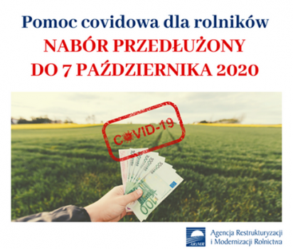 Plakat, na którym znajduje się ręka trzymające banknoty stuzłotowe. W tle pole ze zbożem i rzepakiem. U góry znajduje się napis: Pomoc covidowa dla rolników. Nabór przedłużony do 7 października 2020.