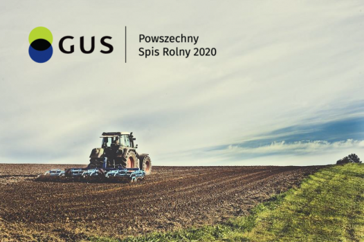 Zaorane pole, po którym jedzie ciągnik. Na górze zdjęcia logo GUS z informacją o Powszechnym Spisie rolnym 2020