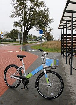 Sucholeski Rower Gminny stojący na ścieżce rowerowej w Złotnikach przy dworcu kolejowym.
