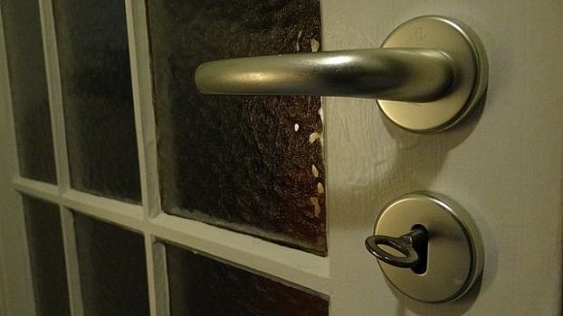 Zbliżenie na klamkę drzwi.