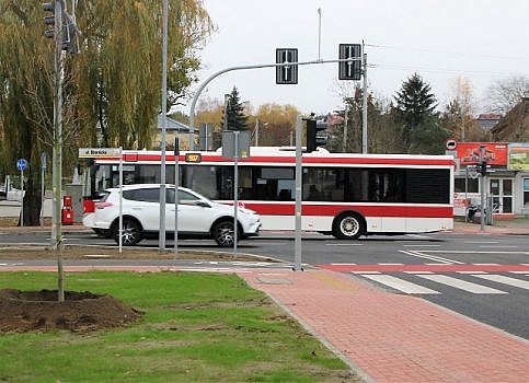 Ulica Obornicka w Suchym Lesie. widok na jadący autobus i samochód.