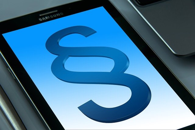 Smartfon, na wyświetlaczu którego jest znak paragrafu.