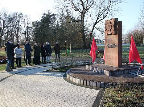 Grupa ludzi przy pomniku 7 Pułku Strzelców Konnych Wielkopolskich w Biedrusku.