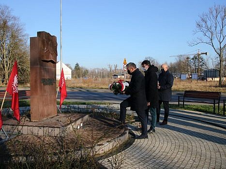 Moment składania wiązanek kwiatów przy pomniku 7 Pułku Strzelców Konnych Wielkopolskich w Biedrusku.