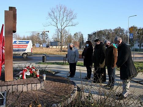 Moment składania wiązanek kwiatów przy pomniku 7 Pułku Strzelców Konnych Wielkopolskich w Biedrusku.
