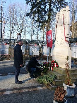 Składanie kwiatów przy Panteonie Powstania Wielkopolskiego w Biedrusku.