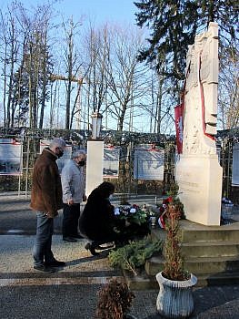 Składanie kwiatów przy Panteonie Powstania Wielkopolskiego w Biedrusku. 