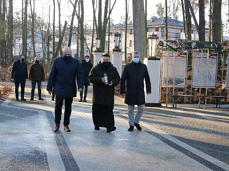 Składanie kwiatów przy Panteonie Powstania Wielkopolskiego w Biedrusku.