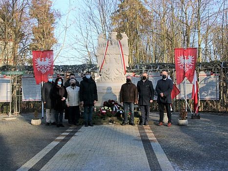 Grupa osób na tle Panteonu Powstania Wielkopolskiego w Biedrusku.