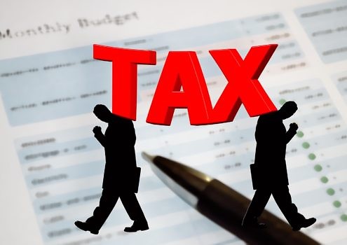 napis TAX na tle formularza