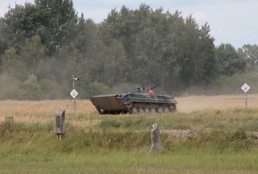 Czołg podczas manewrów ćwiczeniowych na poligonie.