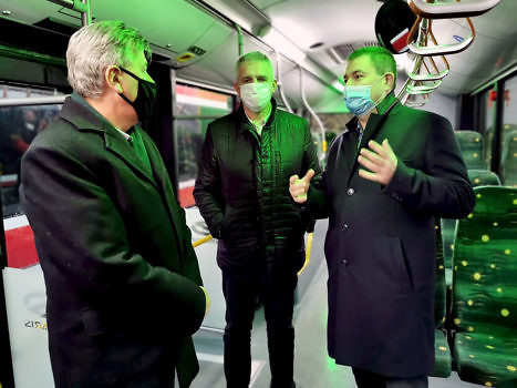 Grzegorz Wojtera, dyrektor sprzedaży Solaris Andrzej Sienkiewicz oraz prezes ZKP Suchy Las Edward Miśko rozmawiają na stojąco wewnątrz autobusu