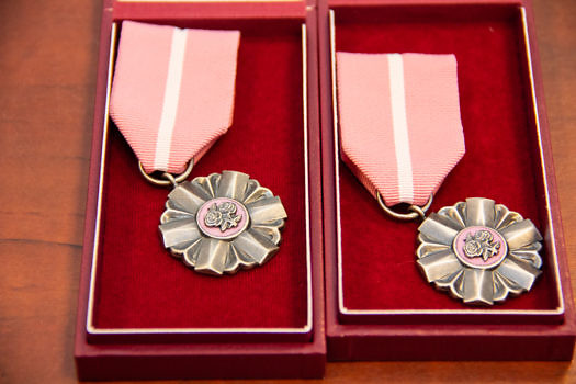 dwa medale za długoletnie pożycie małżeńskie w czerwonych pudełkach