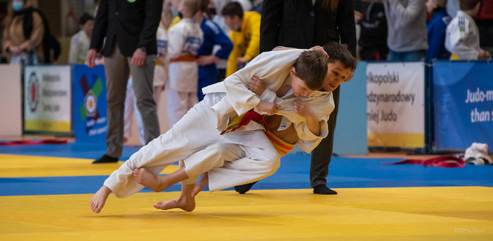 Walka judo w hali GOS w Suchym Lesie.