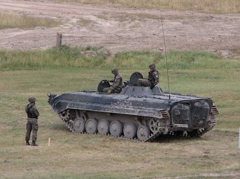 Żołnierze i czołg na poligonie wojskowym w Biedrusku.