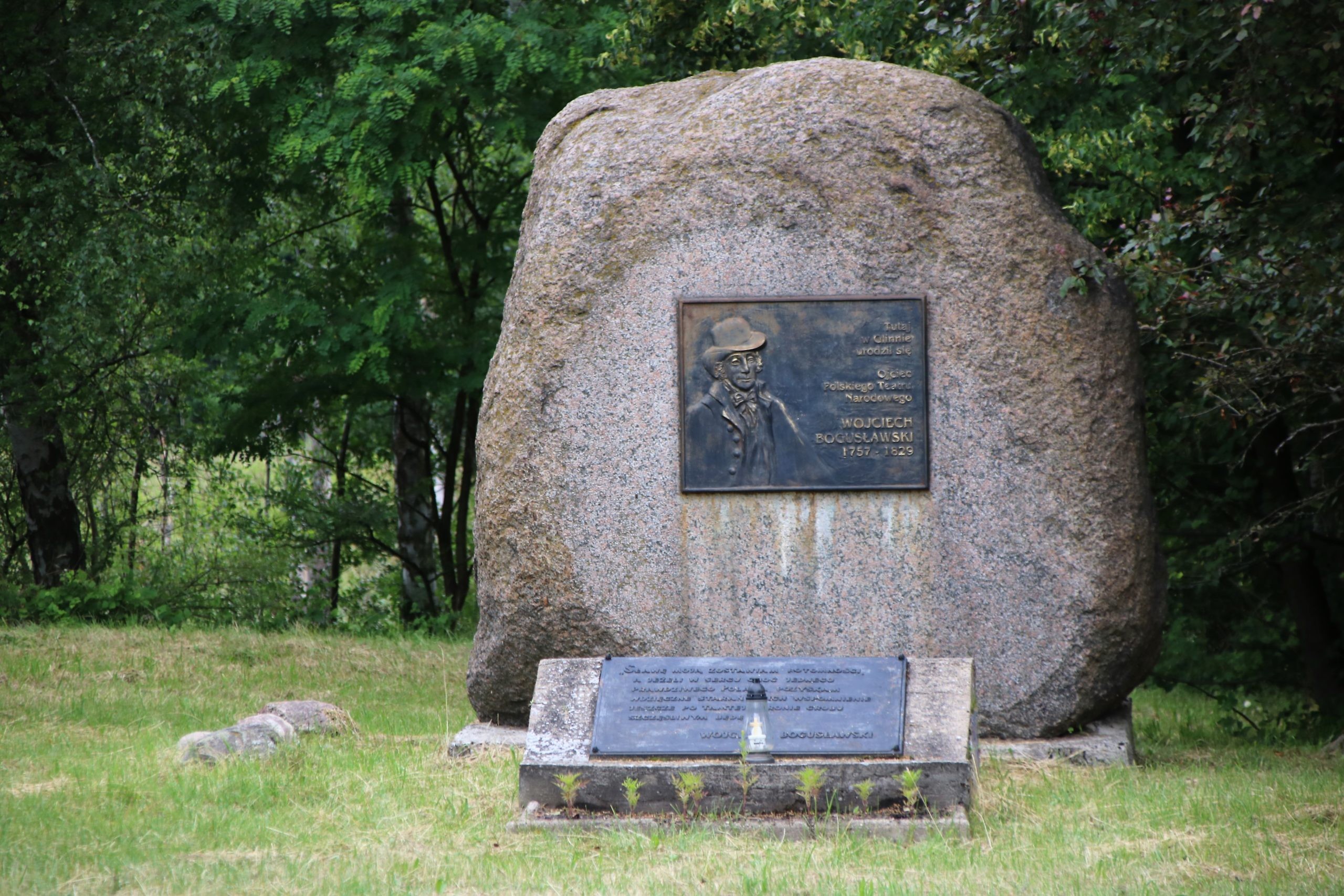 Glinno - głaz i tablica upamiętniająca miejsce narodzin Wojciecha Bogusławskiego