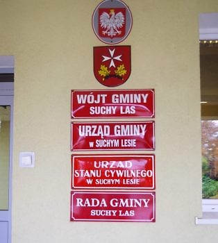 tablice informacyjne na budynku urzędu gminy Suchy Las