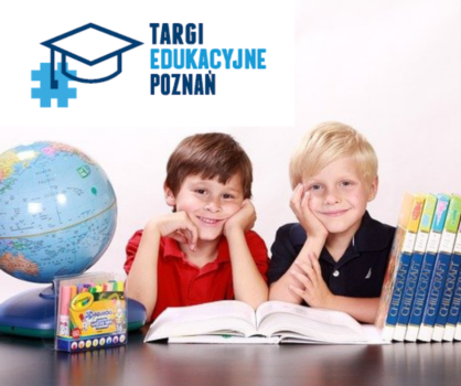 dzieci siedzące przy biurku, na którym znajdują się książki, zeszyt, globus, przybory do pisania.