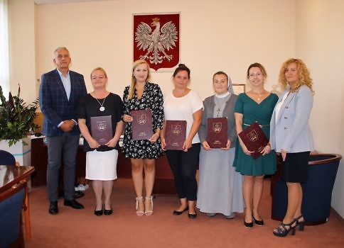 Nauczyciele w towarzystwie Wójta oraz Kierownik. 